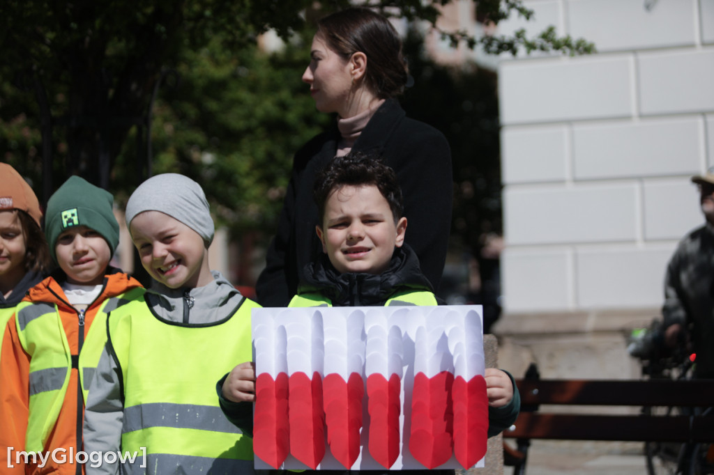 Piękny patriotyzm! Przedszkolaki z flagami
