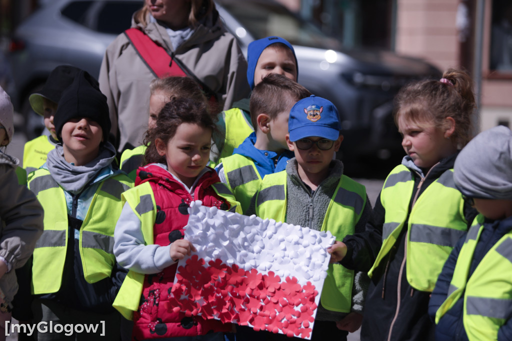 Piękny patriotyzm! Przedszkolaki z flagami