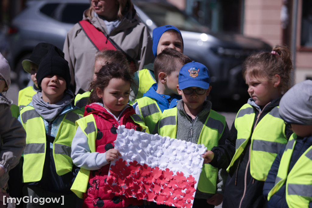 Piękny patriotyzm! Przedszkolaki z flagami