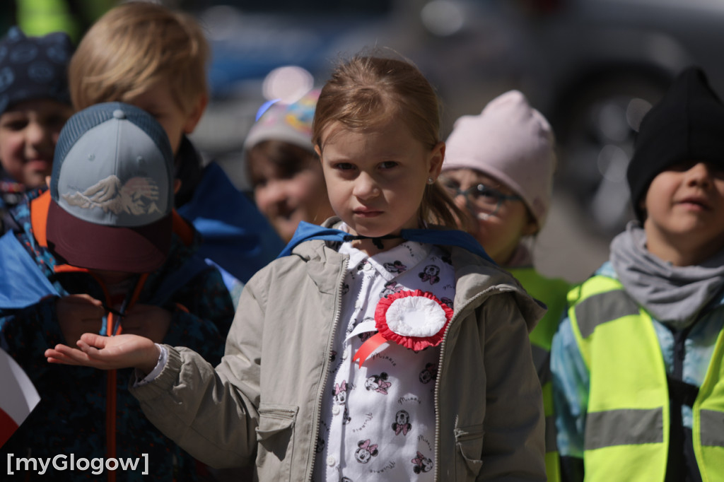 Piękny patriotyzm! Przedszkolaki z flagami