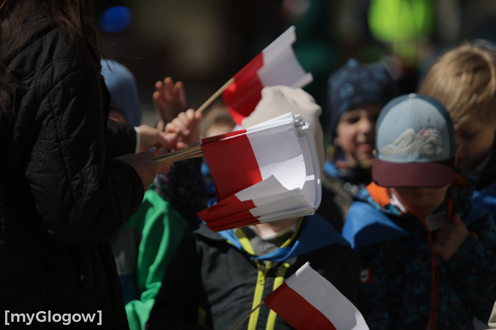 Piękny patriotyzm! Przedszkolaki z flagami