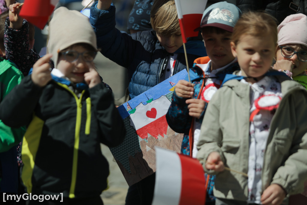 Piękny patriotyzm! Przedszkolaki z flagami