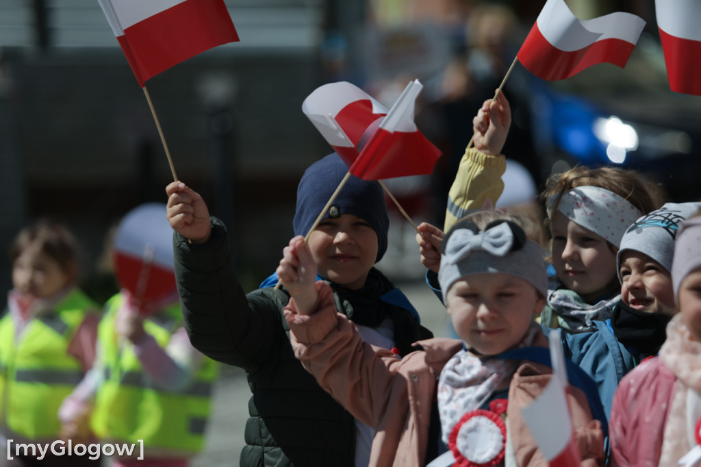 Piękny patriotyzm! Przedszkolaki z flagami