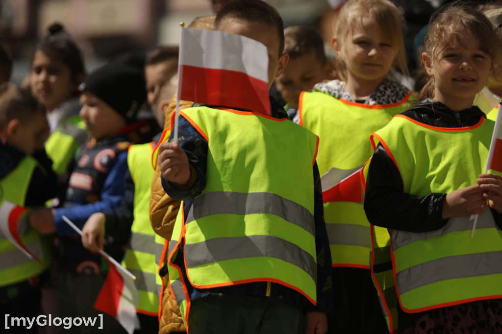 Piękny patriotyzm! Przedszkolaki z flagami