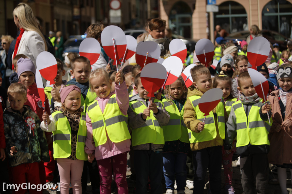 Piękny patriotyzm! Przedszkolaki z flagami
