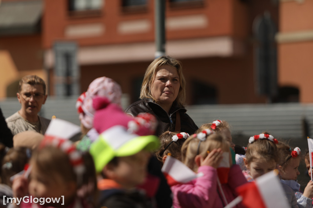 Piękny patriotyzm! Przedszkolaki z flagami