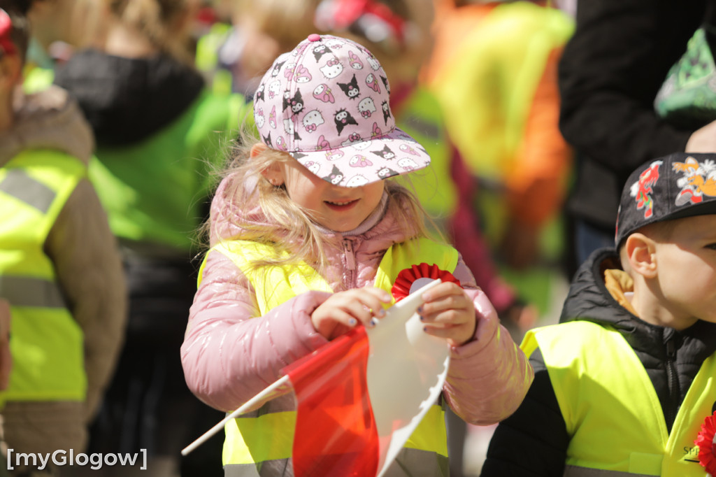 Piękny patriotyzm! Przedszkolaki z flagami