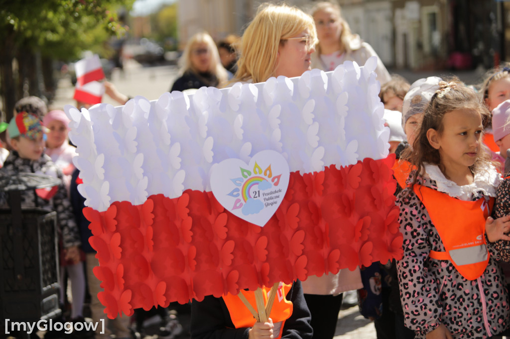 Piękny patriotyzm! Przedszkolaki z flagami