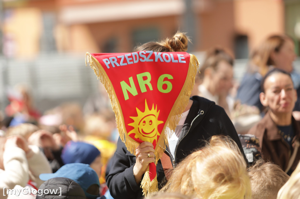 Piękny patriotyzm! Przedszkolaki z flagami