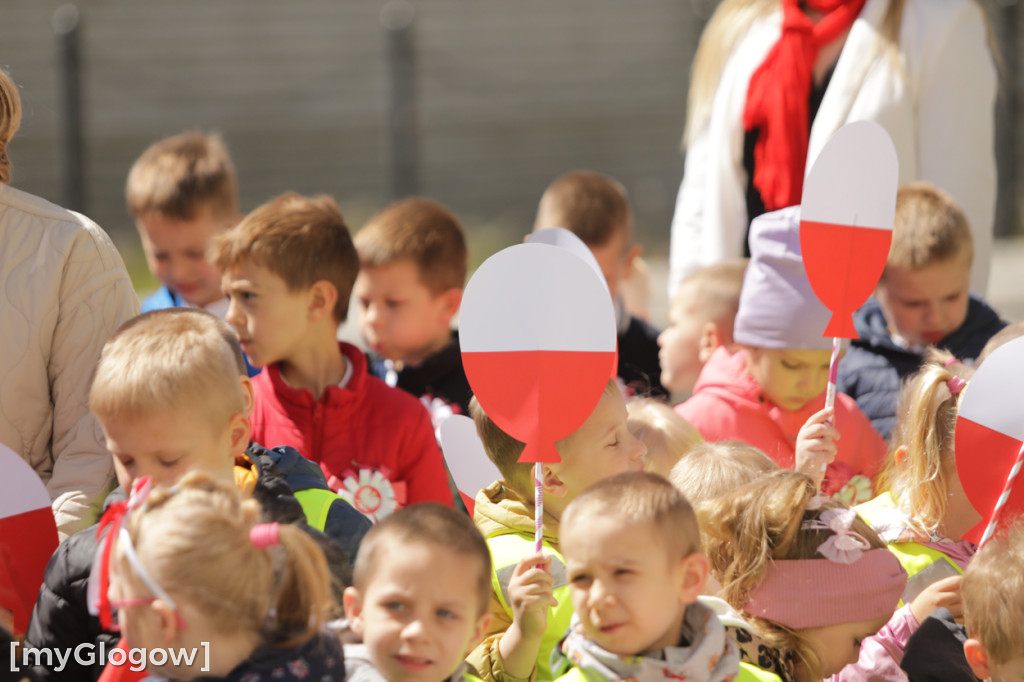 Piękny patriotyzm! Przedszkolaki z flagami