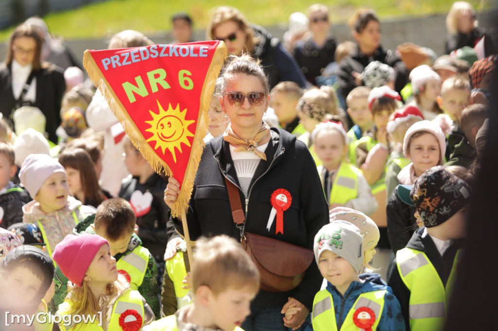 Piękny patriotyzm! Przedszkolaki z flagami