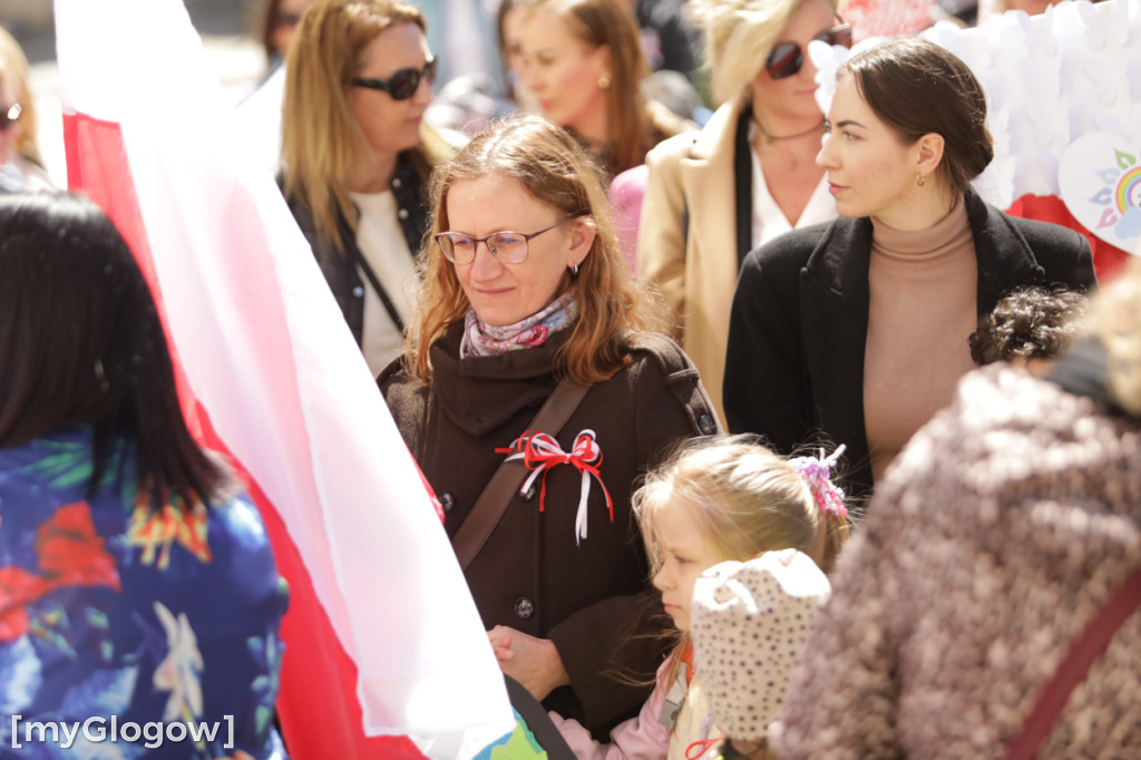 Piękny patriotyzm! Przedszkolaki z flagami