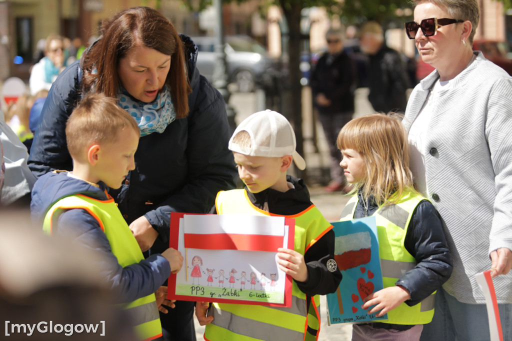 Piękny patriotyzm! Przedszkolaki z flagami