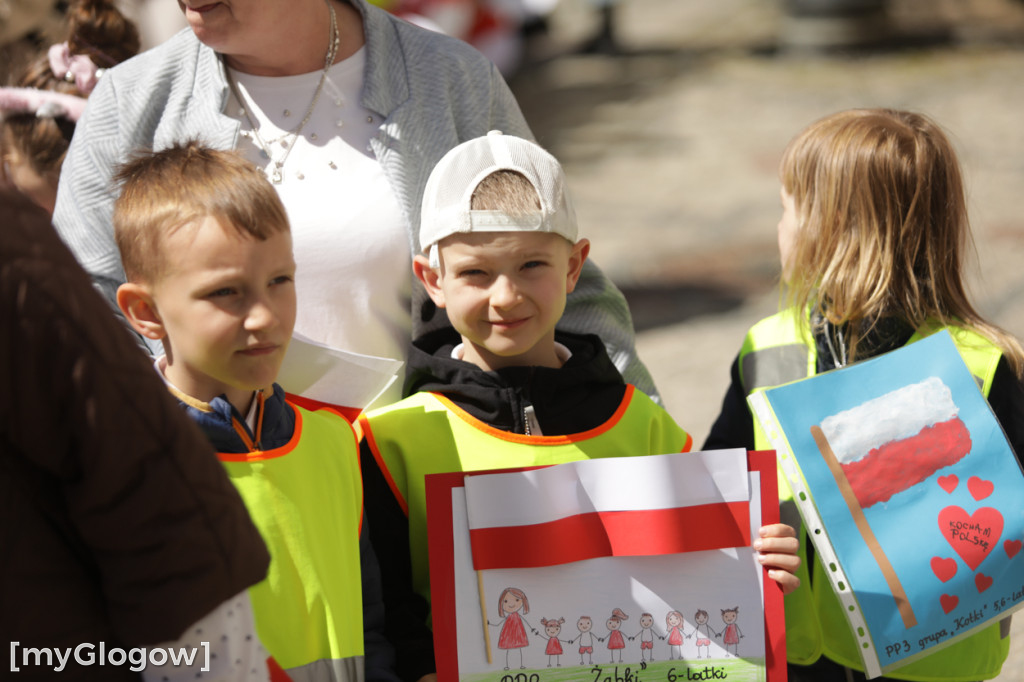 Piękny patriotyzm! Przedszkolaki z flagami