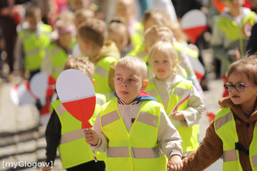 Piękny patriotyzm! Przedszkolaki z flagami
