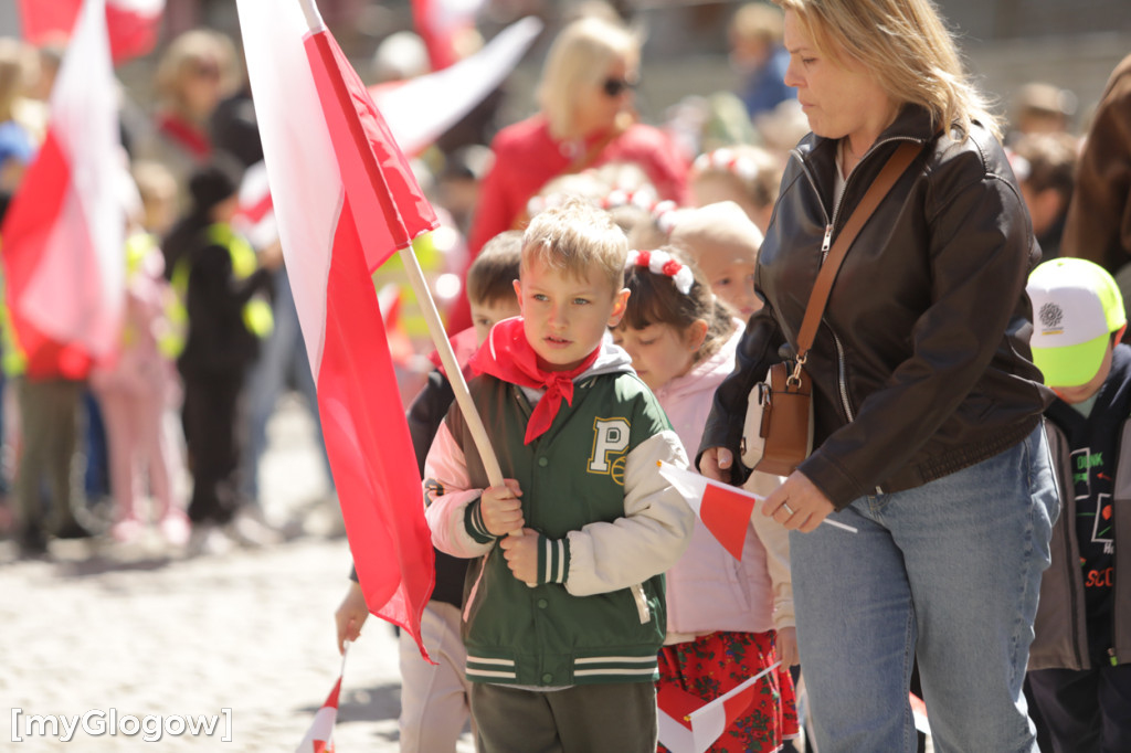 Piękny patriotyzm! Przedszkolaki z flagami