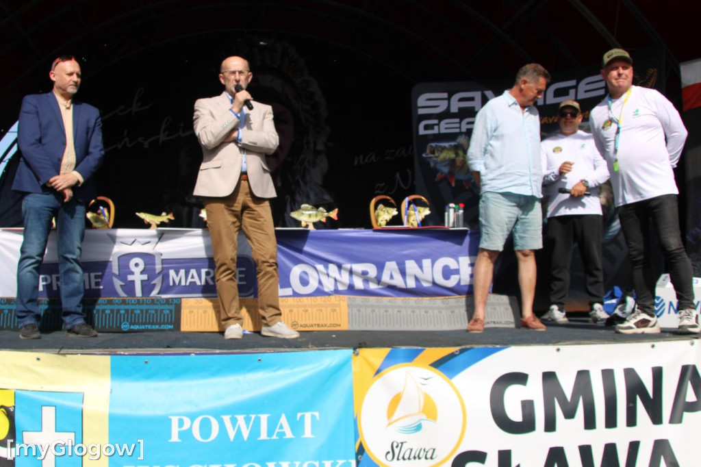 Zawody wędkarskie na jeziorze