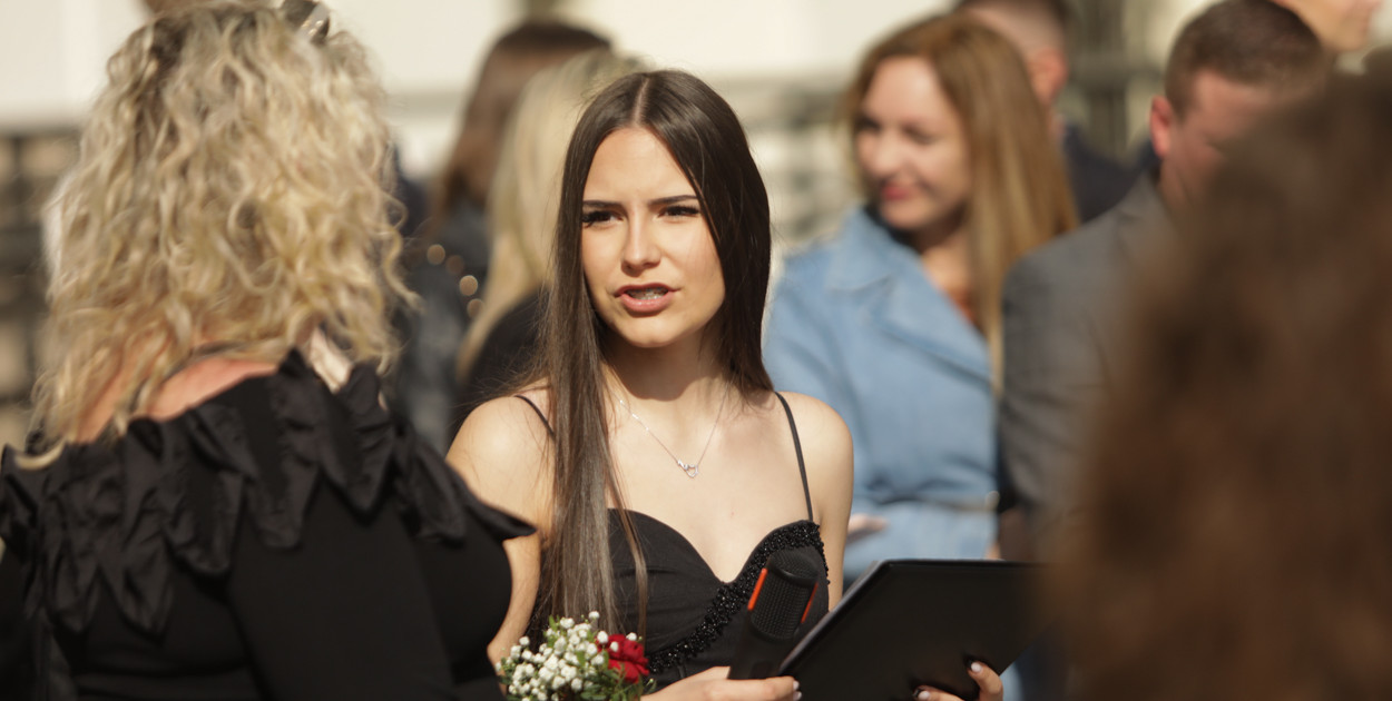 Młodzież zatańczyła Poloneza na rynku w Głogowie