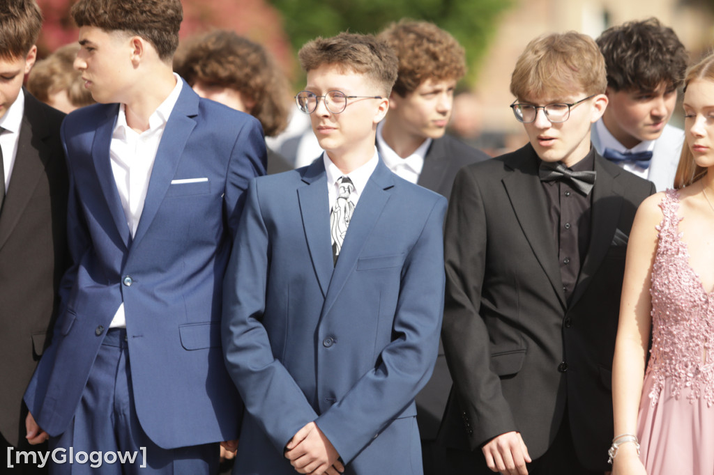 Młodzież zatańczyła Poloneza na rynku w Głogowie