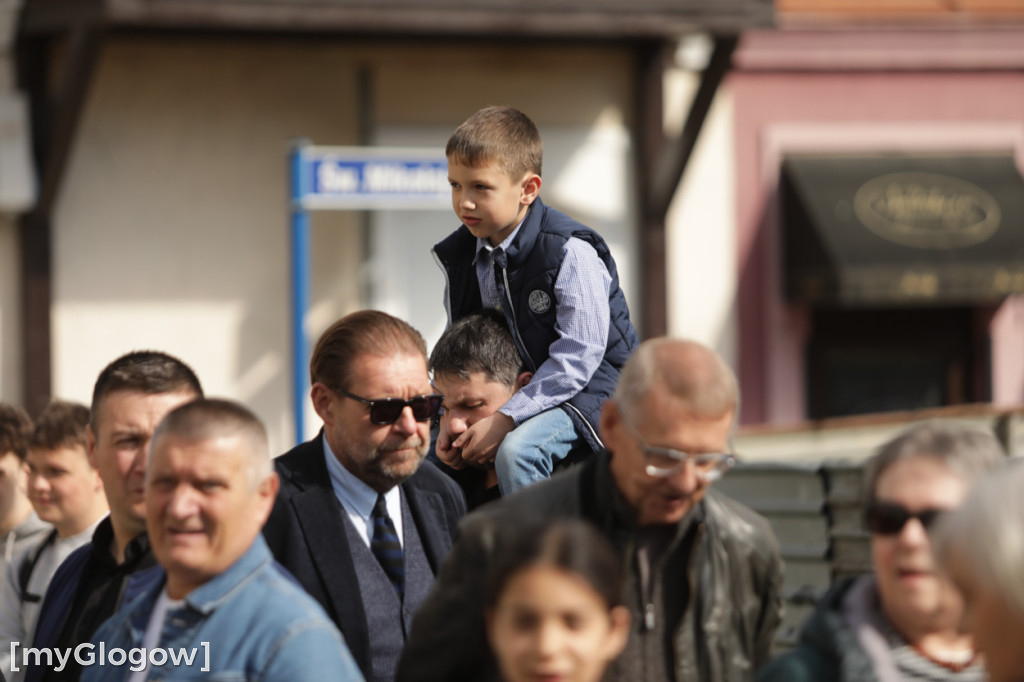 Młodzież zatańczyła Poloneza na rynku w Głogowie