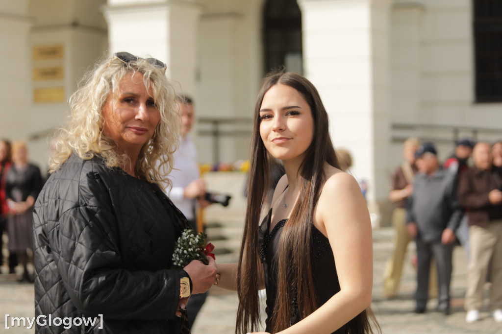 Młodzież zatańczyła Poloneza na rynku w Głogowie