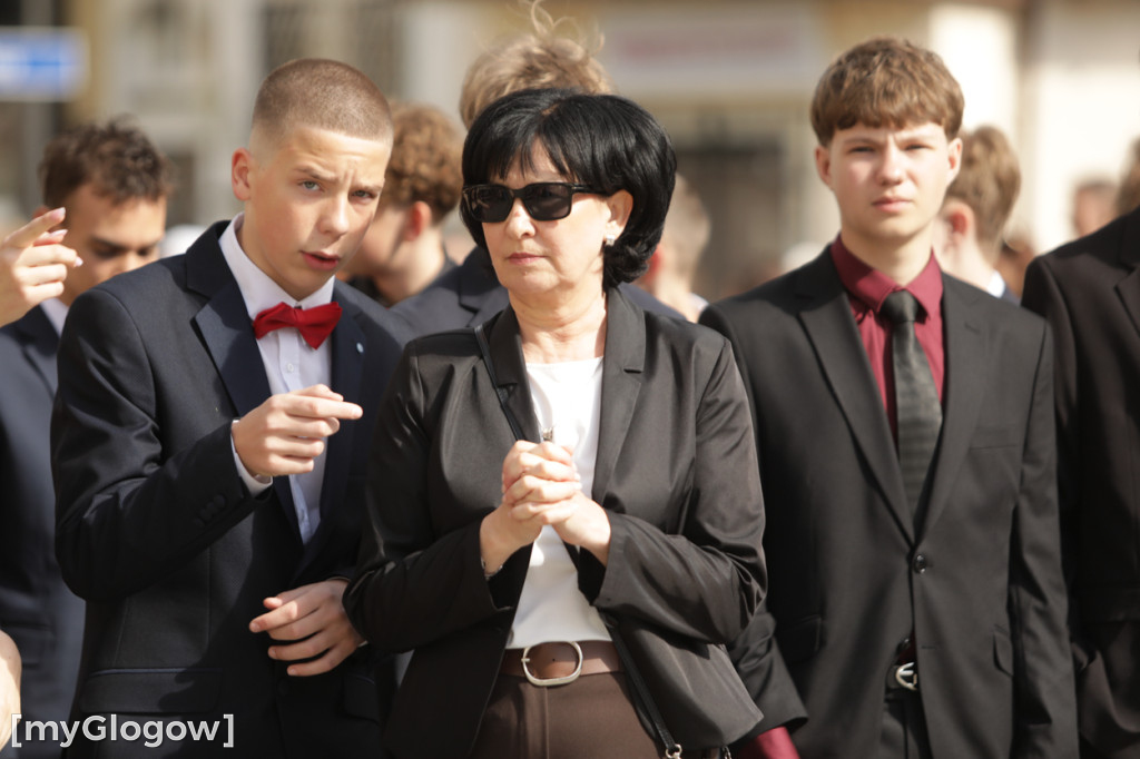 Młodzież zatańczyła Poloneza na rynku w Głogowie