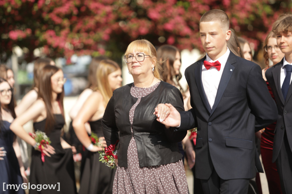Młodzież zatańczyła Poloneza na rynku w Głogowie