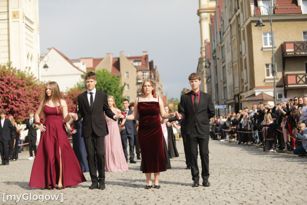 Młodzież zatańczyła Poloneza na rynku w Głogowie