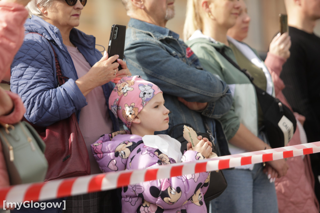 Młodzież zatańczyła Poloneza na rynku w Głogowie