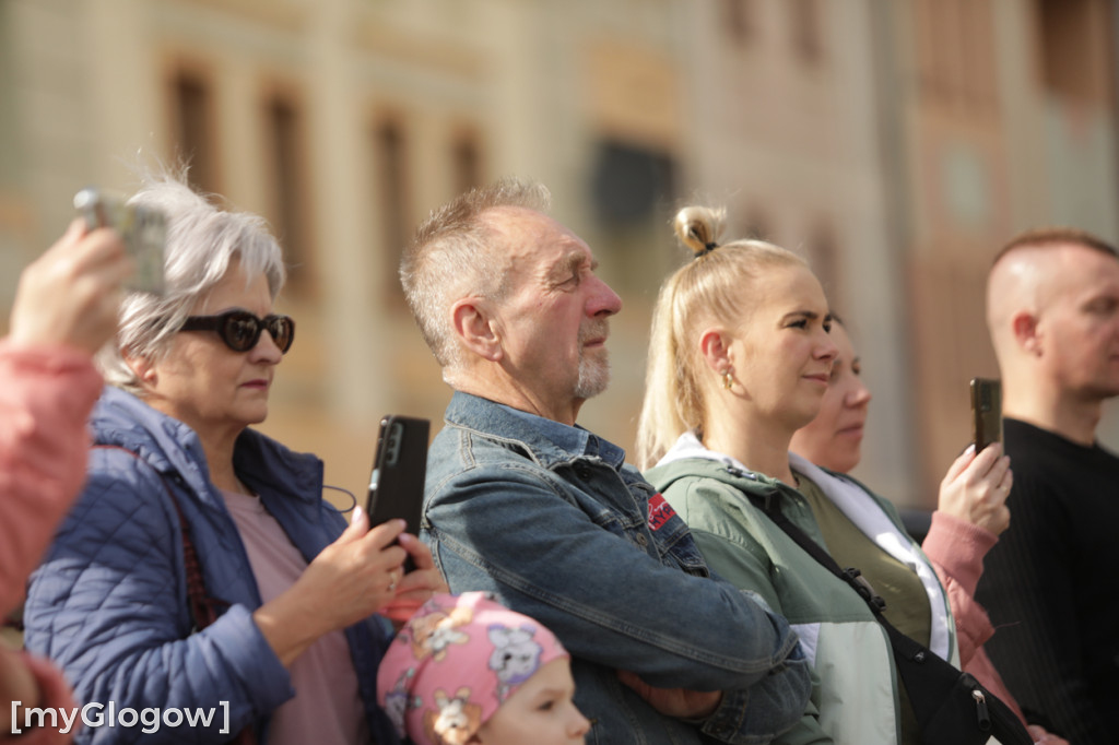 Młodzież zatańczyła Poloneza na rynku w Głogowie