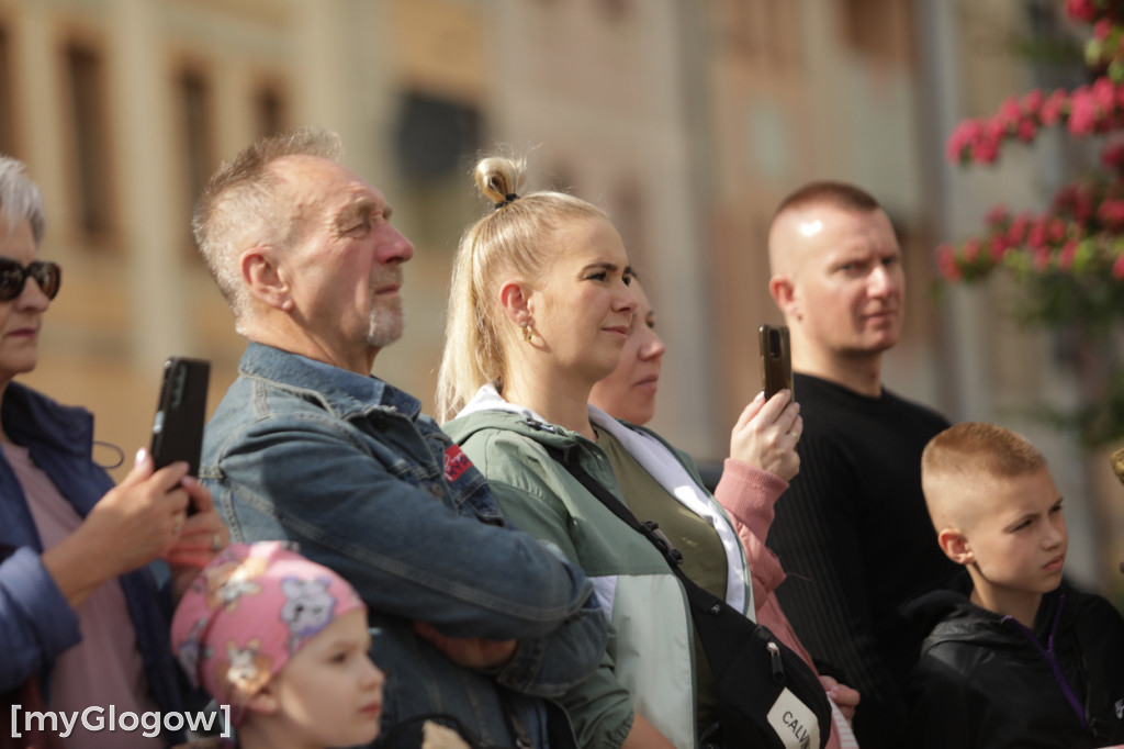 Młodzież zatańczyła Poloneza na rynku w Głogowie