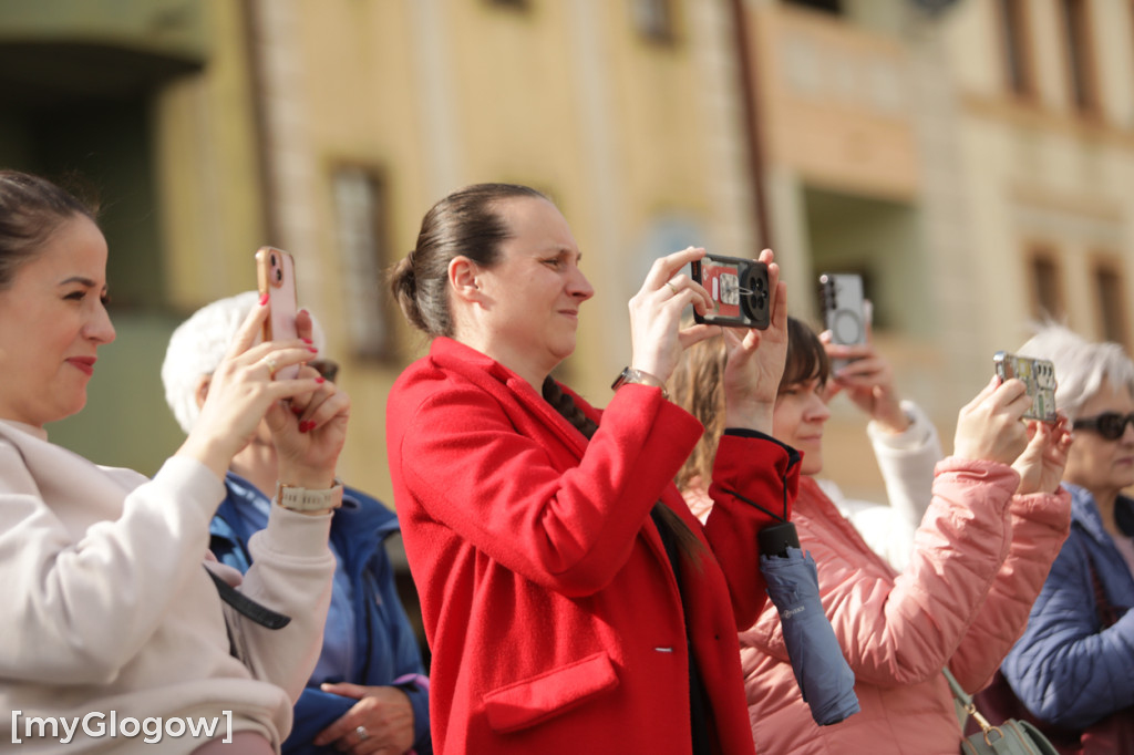 Młodzież zatańczyła Poloneza na rynku w Głogowie