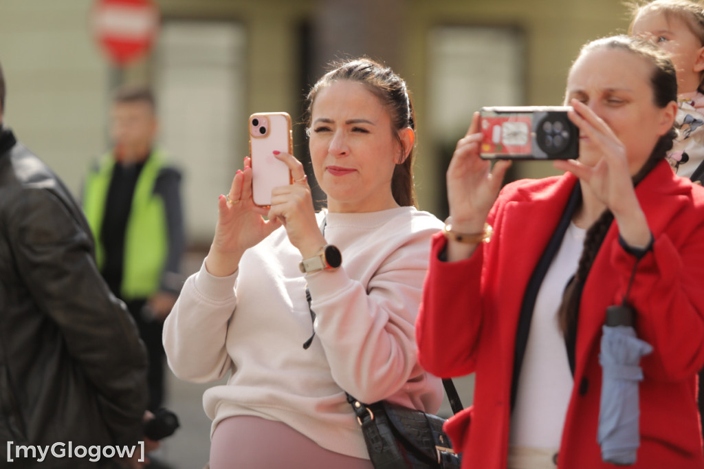 Młodzież zatańczyła Poloneza na rynku w Głogowie