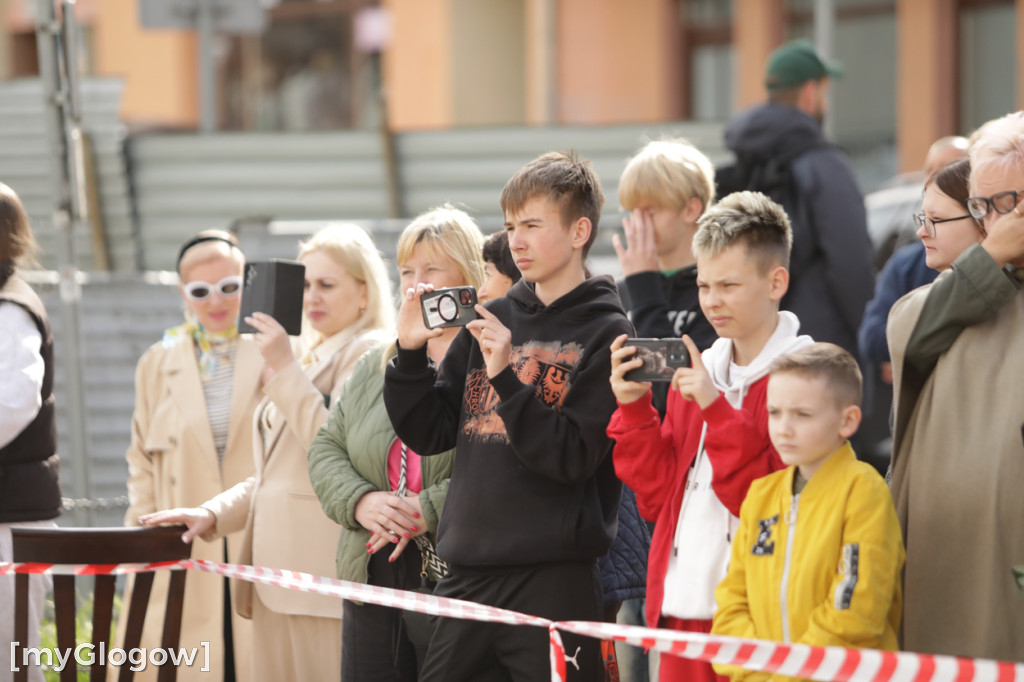 Młodzież zatańczyła Poloneza na rynku w Głogowie