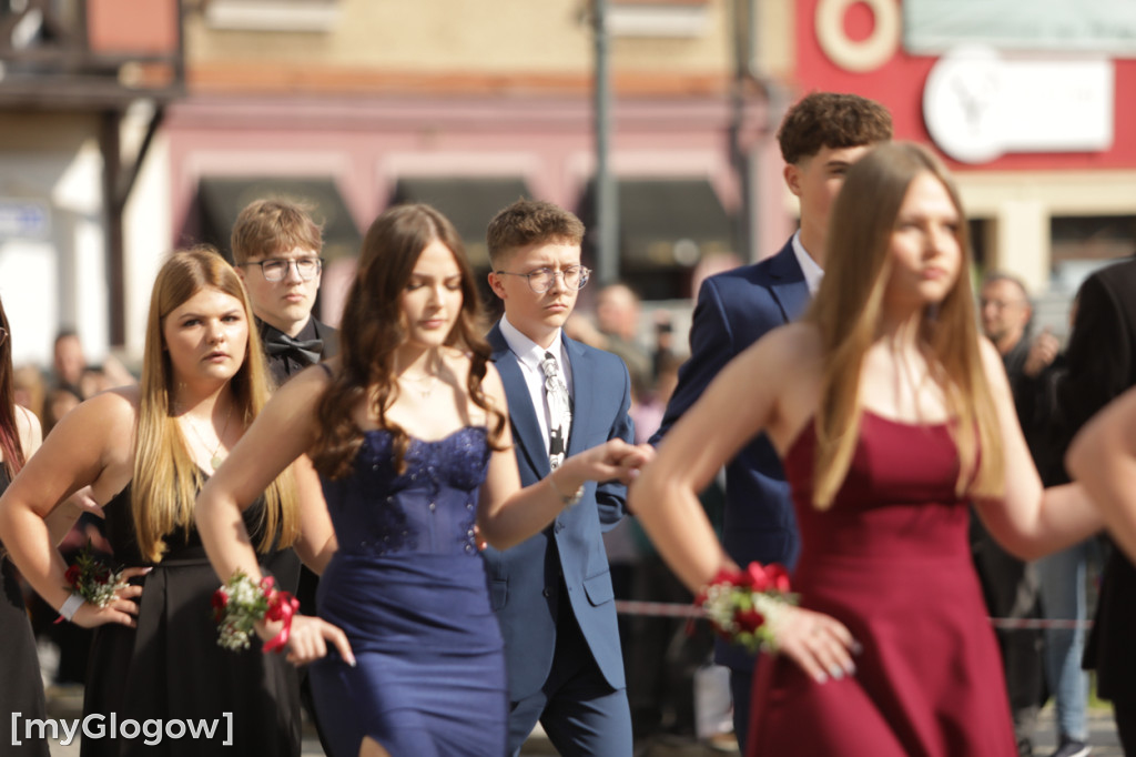 Młodzież zatańczyła Poloneza na rynku w Głogowie