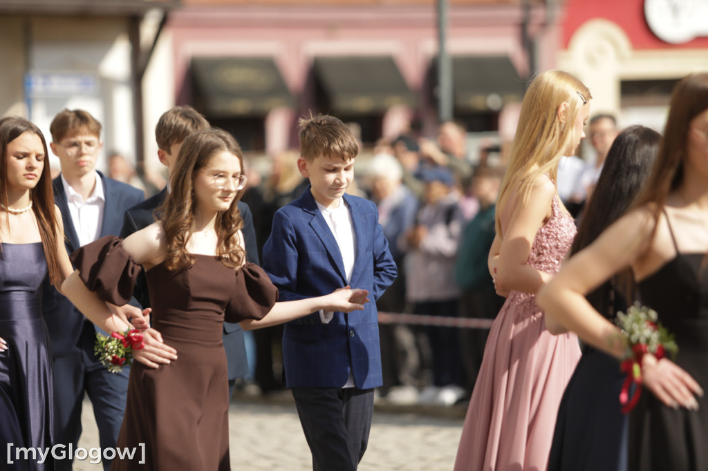 Młodzież zatańczyła Poloneza na rynku w Głogowie