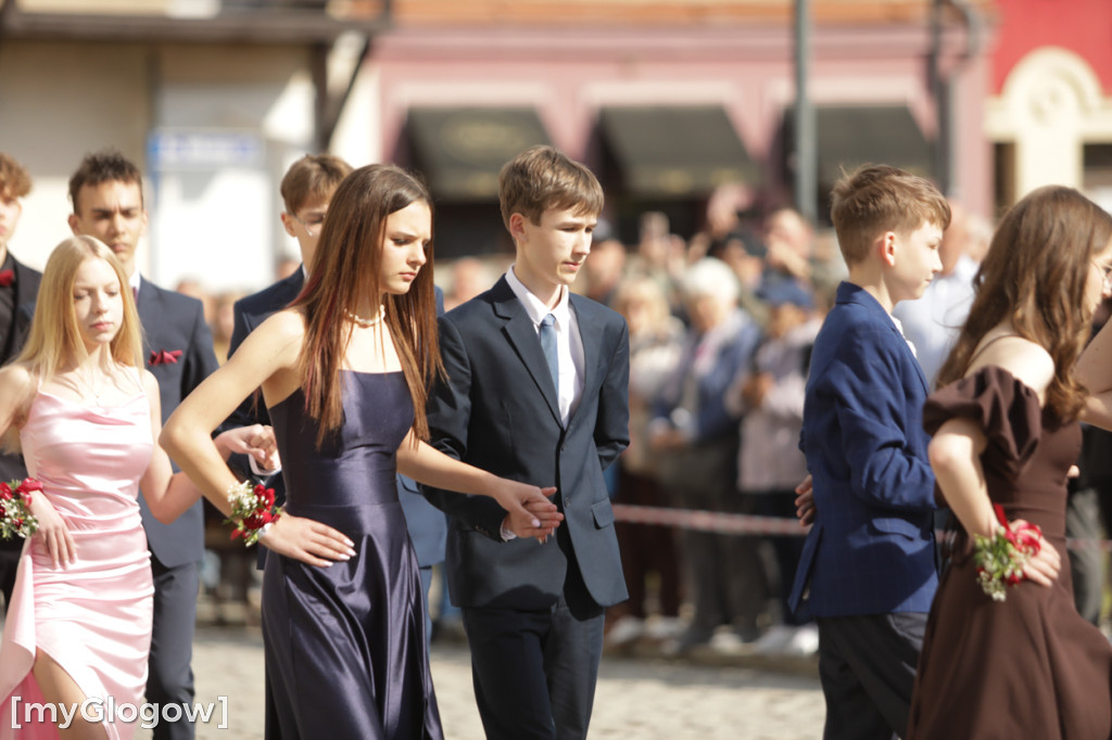 Młodzież zatańczyła Poloneza na rynku w Głogowie