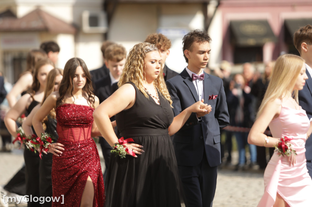 Młodzież zatańczyła Poloneza na rynku w Głogowie