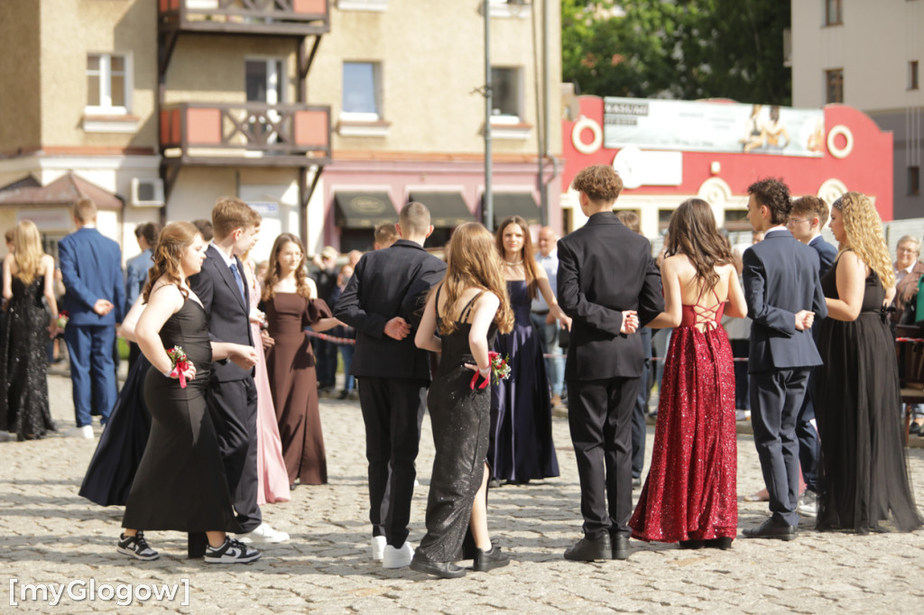 Młodzież zatańczyła Poloneza na rynku w Głogowie