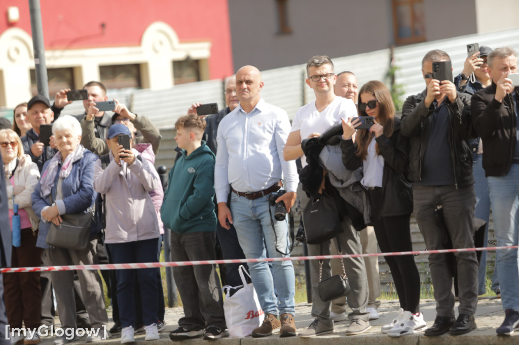 Młodzież zatańczyła Poloneza na rynku w Głogowie