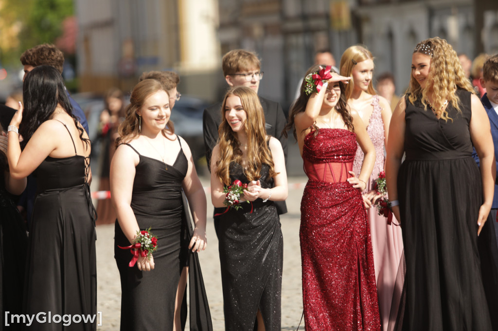 Młodzież zatańczyła Poloneza na rynku w Głogowie