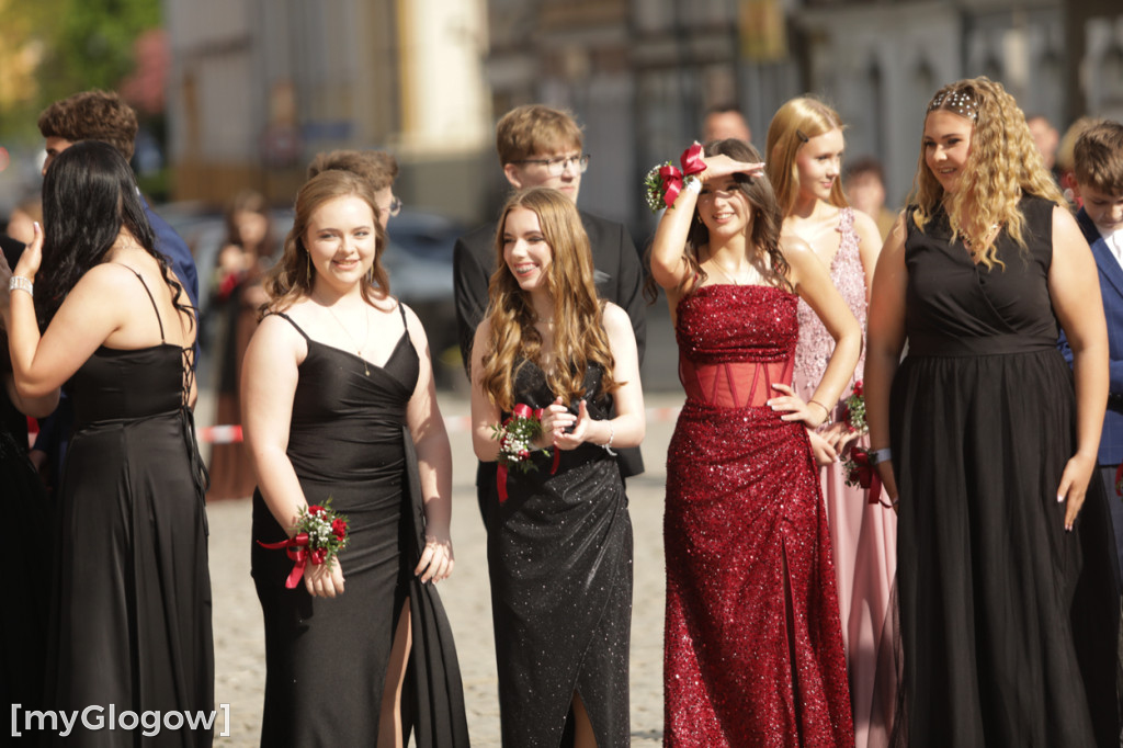 Młodzież zatańczyła Poloneza na rynku w Głogowie