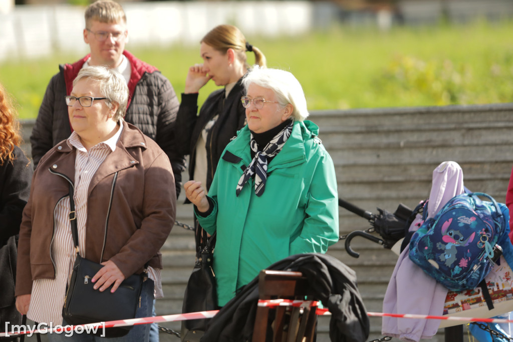 Młodzież zatańczyła Poloneza na rynku w Głogowie