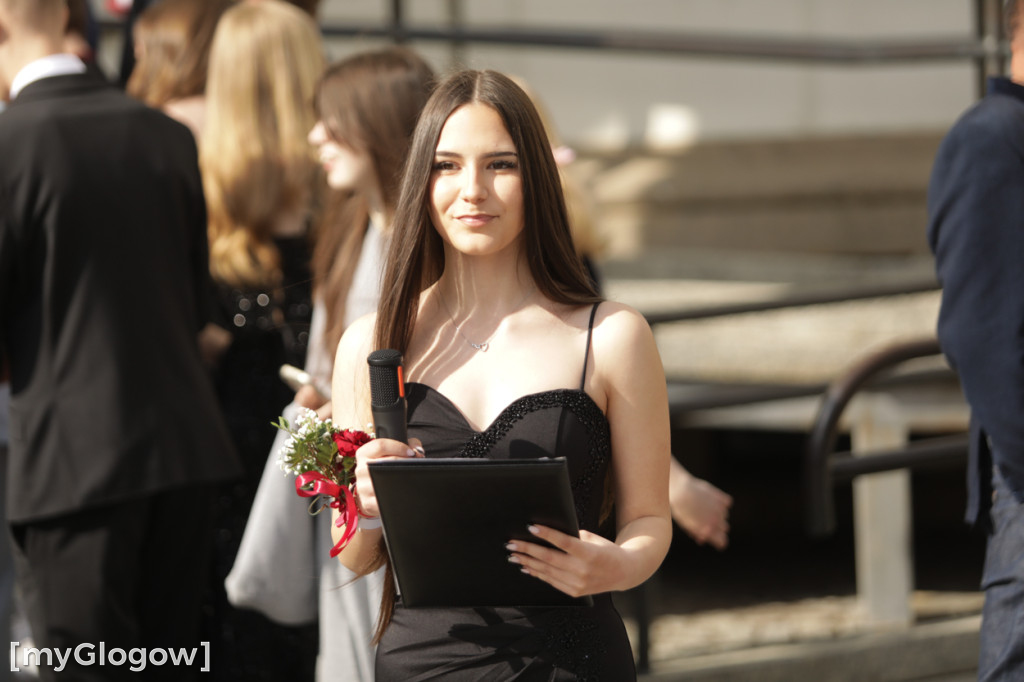 Młodzież zatańczyła Poloneza na rynku w Głogowie