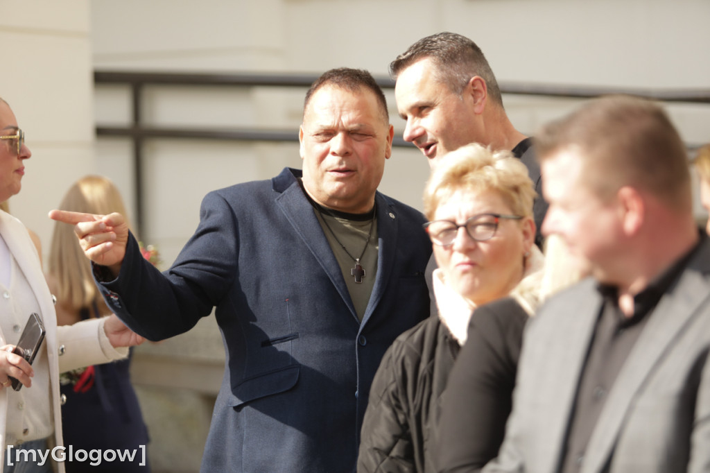 Młodzież zatańczyła Poloneza na rynku w Głogowie