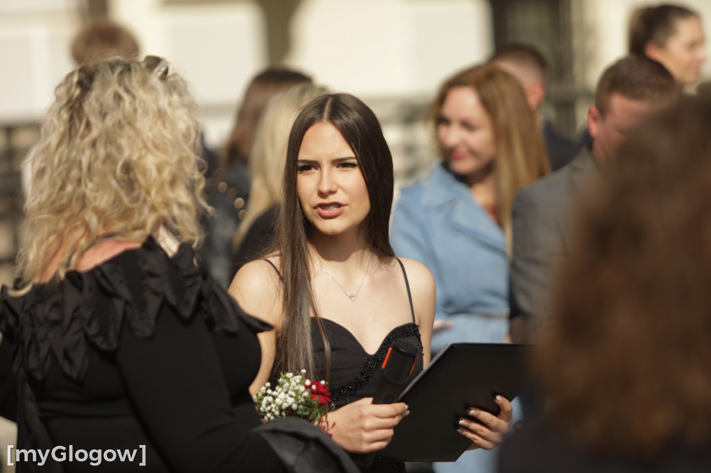 Młodzież zatańczyła Poloneza na rynku w Głogowie