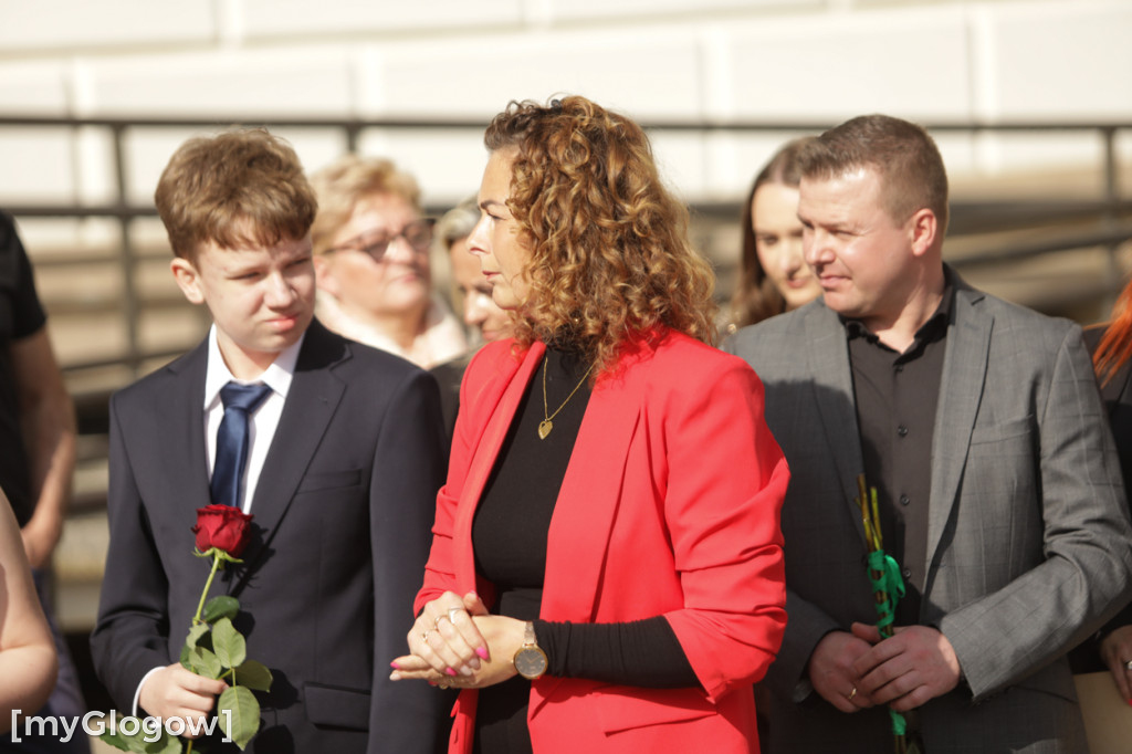 Młodzież zatańczyła Poloneza na rynku w Głogowie
