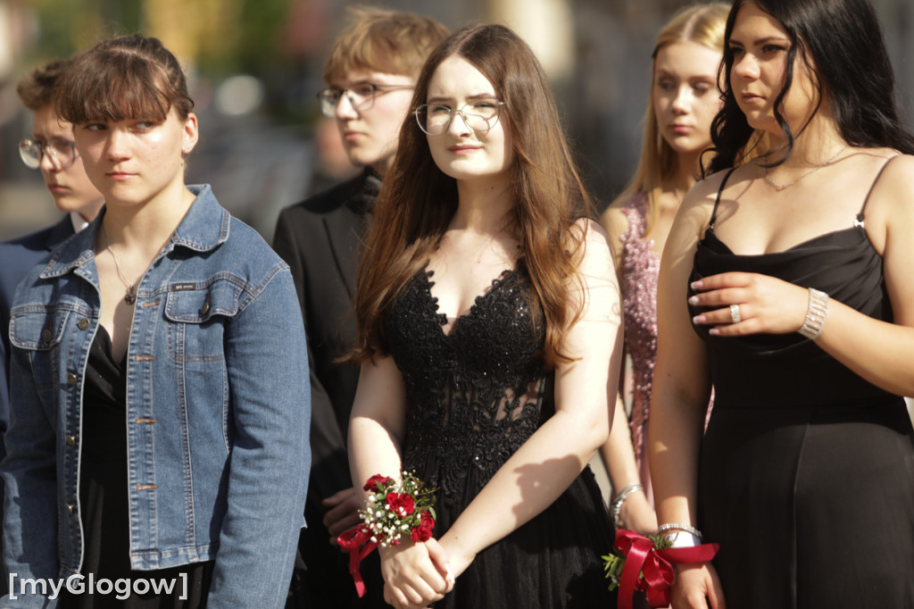 Młodzież zatańczyła Poloneza na rynku w Głogowie