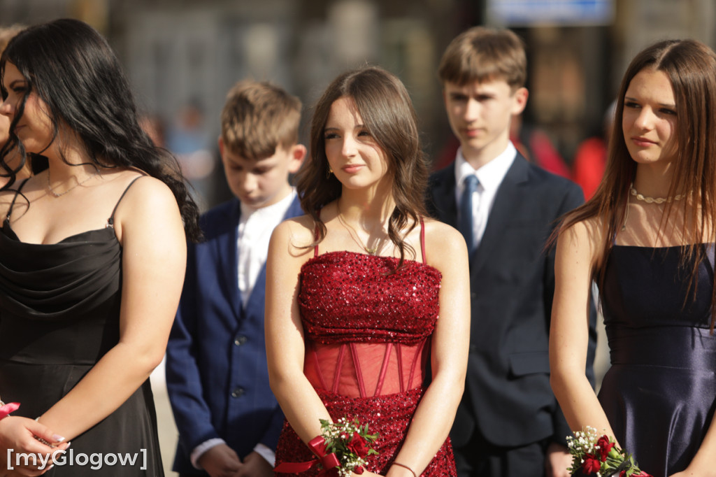 Młodzież zatańczyła Poloneza na rynku w Głogowie