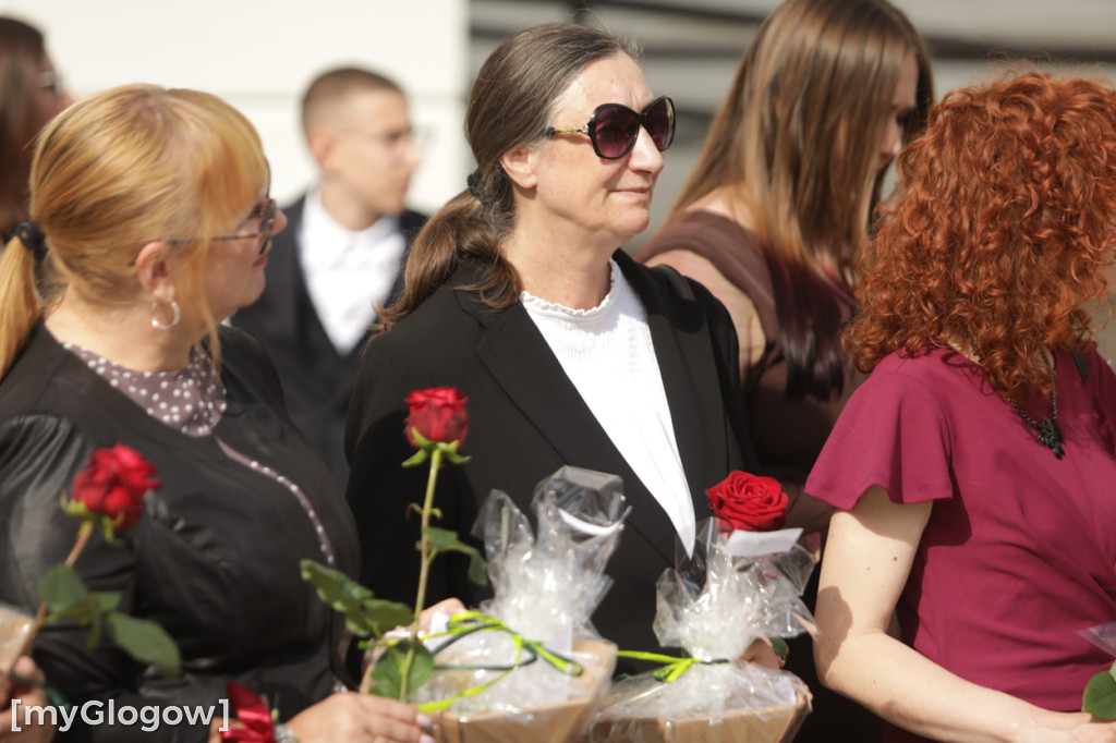 Młodzież zatańczyła Poloneza na rynku w Głogowie